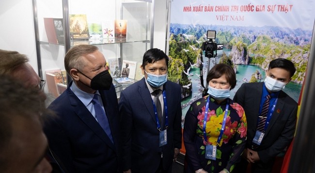 Руководители Санкт-Петербурга посещают книжный стенд Вьетнама. Фото: Кюэ Ань – Тхань Тхе
