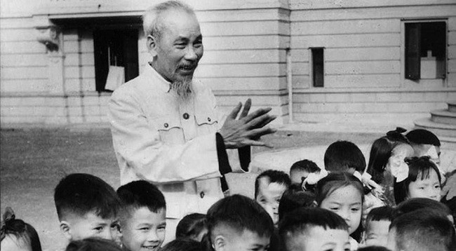 Дети поздравляют Дядюшку Хо с 70-летием в 1960 г. в президентской резиденции.
