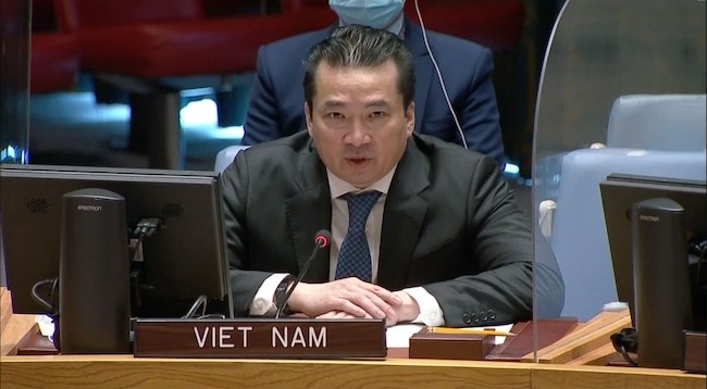 Посол Фам Хай Ань, замглавы постоянной миссии Вьетнама при ООН, выступает на заседании. Фото: baoquocte.vn