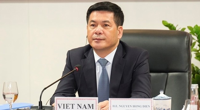 Министр промышленности и торговли Вьетнама Нгуен Хонг Зиен на совещании.
