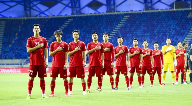 Вьетнамские игроки исполняют гимн перед матчем. Фото: VFF