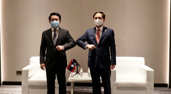 Министр иностранных дел Вьетнама Буй Тхань Шон (справа) и Министр иностранных дел Лаоса Салымсай Коммасит. Фото: МИД Вьетнама