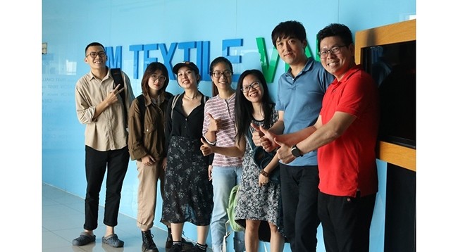 Бинь (крайний слева) и его коллеги на рабочей встрече с партнером. Фото предоставил Хоанг Кюи Бинь