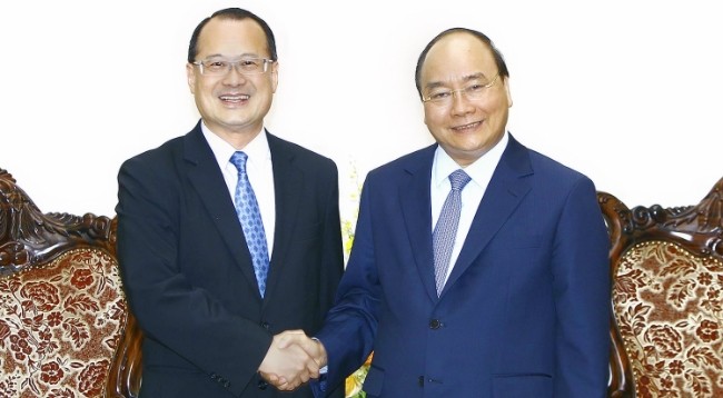 Премьер-министр Вьетнама (справа) и председатель гонконгско-вьетнамской торговой палаты. Фото: VGP