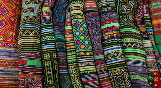 Парчовые изделия хмонгов уникальны благодаря традиционным оригинальным способам ткачества. Фото: dulichsapalaocai.net