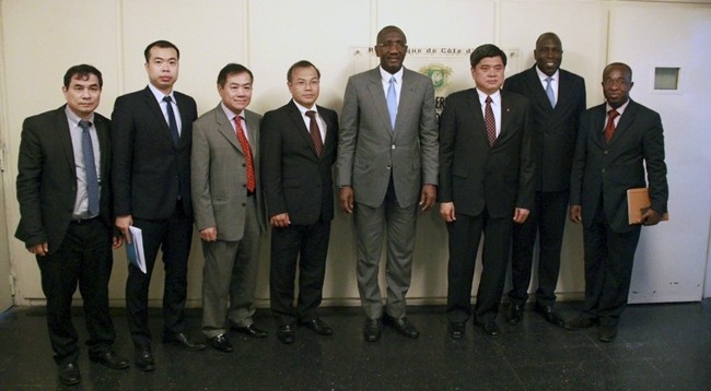 Замминистра иностранных дел Вьетнама Ву Хонг Нам (четвертый слева) находился в Кот-д’Ивуаре. Фото: baoquocte.vn