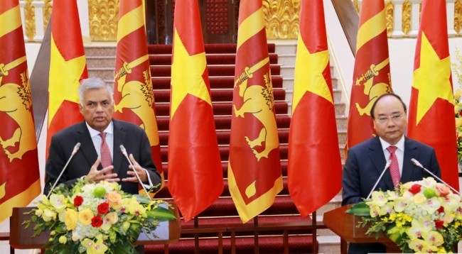 Премьер-министр Вьетнама Нгуен Суан Фук и премьер-министр Шри-Ланки Ранил Викрамасингхе. Фото: baoquocte.vn