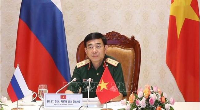Министр обороны Вьетнама, генерал-полковник Фан Ван Жанг в ходе телефонного разговора. Фото: VNA