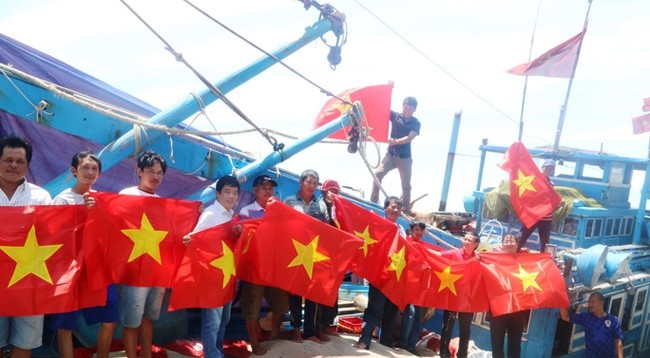 Первые флаги доставлены рыбакам в провинции Биньтхуан. Фото: газета «Нгыойлаодонг»