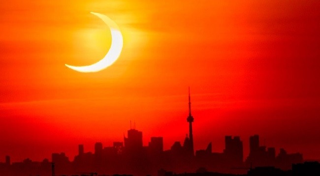 Частичное солнечное затмение в Торонто, Канада.