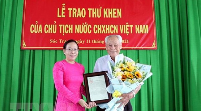 Зампредставителя Народного комитета провинции Шокчанг вручает письмо от Президента Нгуен Суан Фука г-ну Чан Кангу. Фото: VNA