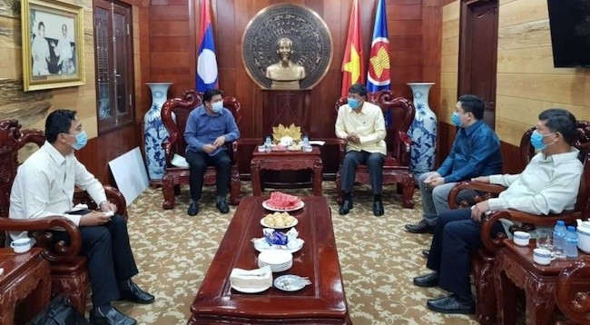 Генеральный консул Нгуен Данг Хунг (справа) принимает делегацию провинции Пхонгсали.
