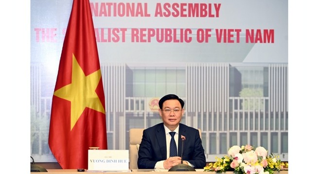 Председатель НС Выонг Динь Хюэ выступает на переговорах. Фото: Зюи Линь