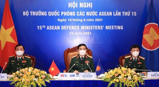 Министр обороны Вьетнама Фан Ван Жанг (в центре) на ADMM-15. Фото: Чонг Дык