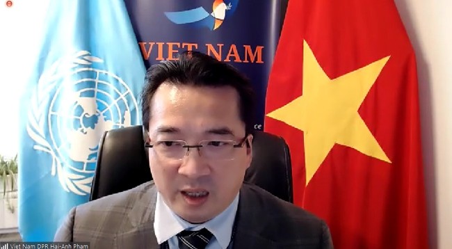 Посол Фам Хай Ань выступает на заседании. Фото: baoquocte.vn