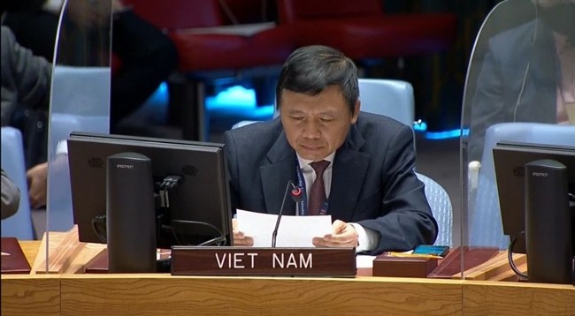 Посол, глава постоянной миссии Вьетнама при ООН Данг Динь Кюи выступает на заседании. Фото: baoquocte.vn
