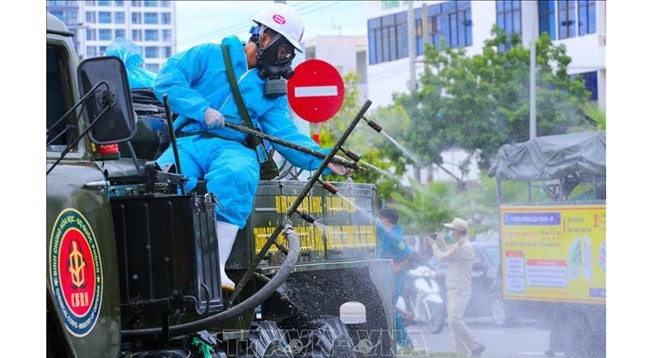 Химические войска распыляют дезинфицирующее средство в районе Шонча города Дананг. Фото: VNA