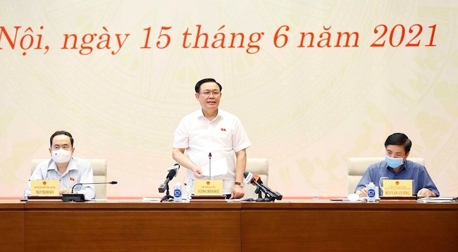 Председатель НС Выонг Динь Хюэ выступает на встрече. Фото: VGP
