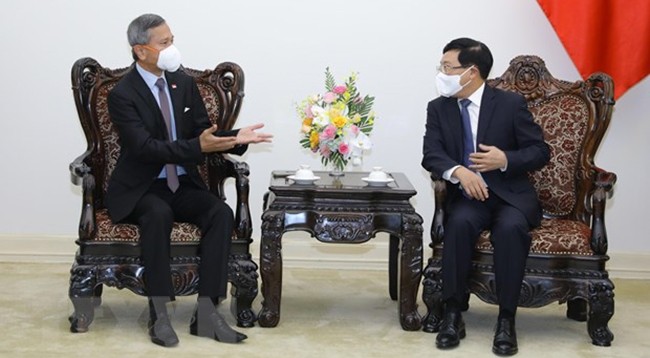 Вице-премьер Фам Бинь Минь принимает Министра иностранных дел Сингапура Вивиана Балакришнана. Фото: VNA