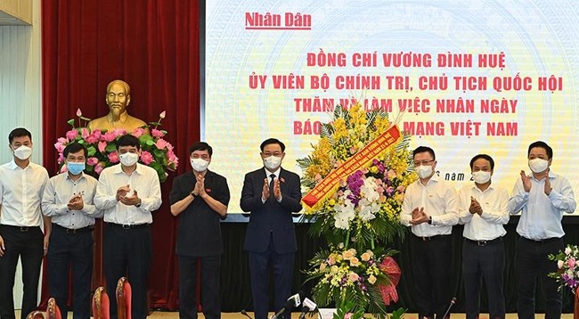 Председатель НС Выонг Динь Хюэ и руководители НС вручают поздравительные цветы газете «Нянзан». Фото: Зюи Линь