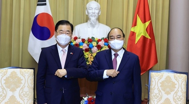 Президент Вьетнама Нгуен Суан Фук (справа) и Министр иностранных дел Южной Кореи Чон Ый Ён. Фото: МИД Вьетнама 