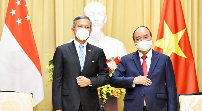 Президент Вьетнама Нгуен Суан Фук (справа) и Министр иностранных дел Сингапура Вивиан Балакришнан. Фото: МИД Вьетнама