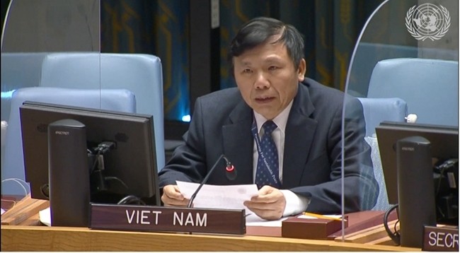 Глава Постоянной миссии Вьетнама при ООН, Посол Данг Динь Кюи выступает на заседании. Фото: baoquocte.vn