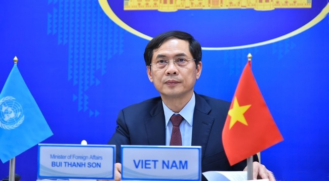 Министр иностранных дел Вьетнама Буй Тхань Шон принимает участие в дискуссии. Фото: МИД Вьетнама