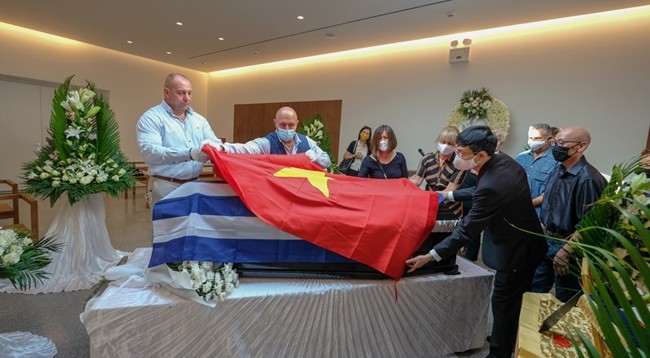 Гроб с телом Героя Народных вооруженных сил Нгуен Ван Лапа накрытый государственными флагами Греции и Вьетнама. Фото: Посольство Вьетнама в Греции