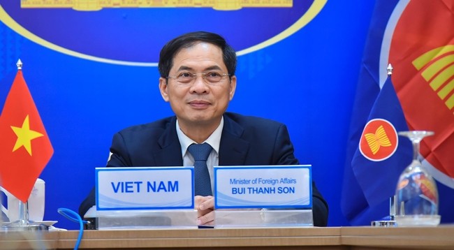Министр иностранных дел Вьетнама Буй Тхань Шон на конференции. Фото: МИД Вьетнама