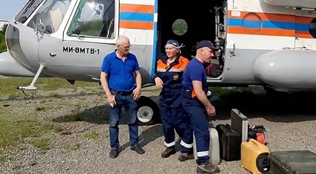 Сотрудники МЧС России в зоне поиска пропавшего самолета. Фото: ТАСС