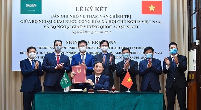 Министр иностранных дел Вьетнама Буй Тхань Шон на церемонии подписания меморандума. Фото: МИД Вьетнама