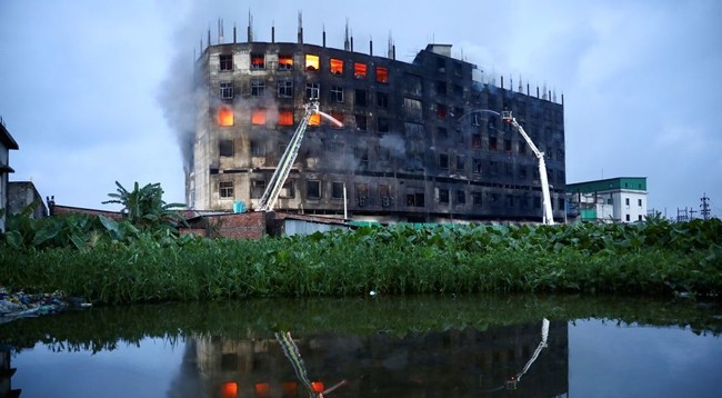 Пожар на фабрике в Рупгандж в Бангладеш. Фото: Рейтер