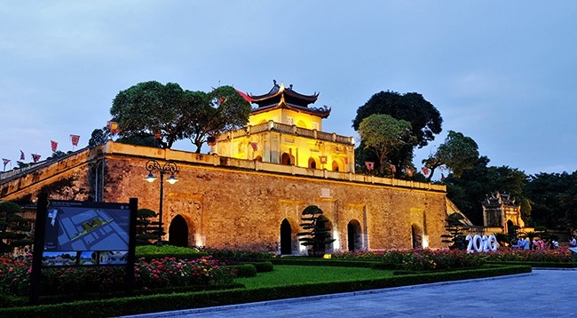Императорская цитадель Тханглонг ночью. Фото: vnexpress.net