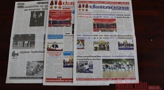 Лаосские газеты воспевают отношения между Вьетнамом и Лаосом.