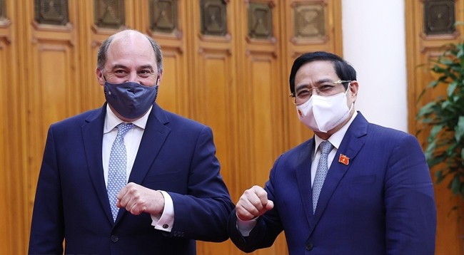 Премьер-министр Фам Минь Тьинь (справа) и Министр обороны Великобритании Бен Уоллес. Фото: VNA