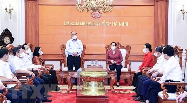Президент Нгуен Суан Фук работает с ключевыми руководителями провинции Ханам. Фото: VNA