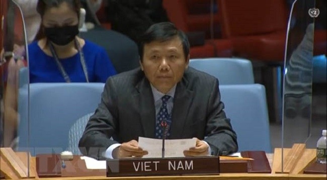Глава постоянной миссии Вьетнама при ООН, Посол Данг Динь Кюи выступает на заседании. Фото: VNA