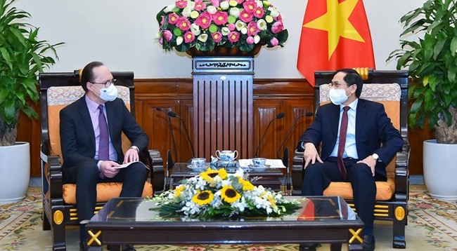 Министр иностранных дел Буй Тхань Шон (справа) и Посол России во Вьетнаме Геннадий Бездетко. Фото: VGP