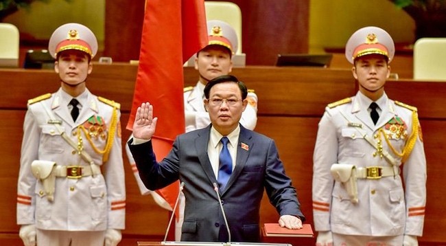 Председатель НС Выонг Динь Хюэ на церемонии приведения к присяге. Фото: Куанг Хоанг