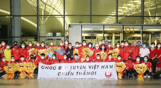 Вьетнамская спортивная делегация в аэропорту.