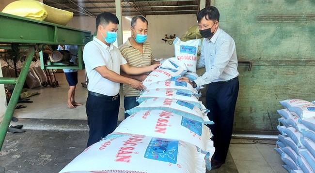Около 7 тонн предметов первой необходимости для поддержки жителей в селении Тямпуонг (провинция Нгеан).