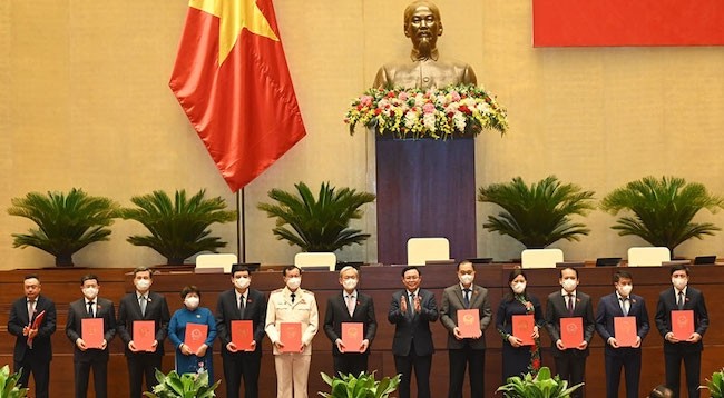 Председатель НС Выонг Динь Хюэ вручил резолюции о кадровой работе депутатам. Фото: Зюи Линь