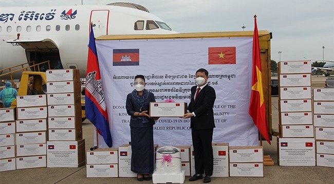 Государственный секретарь Министерства здравоохранения Камбоджи Йок Самбат символично вручает подарки представителю г. Хошимина. Фото: МИД Вьетнама