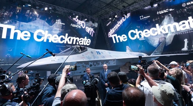 Презентация новейшего российского легкого одномоторного истребителя Checkmate. Фото: Тхань Тхэ - Кюэ Ань