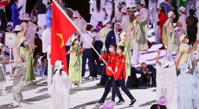 Вьетнамская делегация во время церемонии открытия Олимпиады-2020.