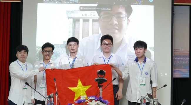 Вьетнамская команда на Международной олимпиаде по математике 2021 года. Фото: vnexpress.net