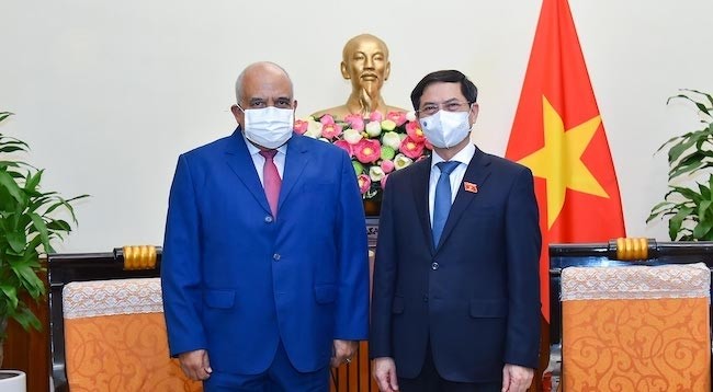 Министр иностранных дел Буй Тхань Шон (справа) и Посол Кубы Орландо Николас Эрнандес Гильен. Фото: МИД Вьетнама