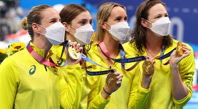 Женская сборная Австралии по плаванию с мировым рекордом завоевала золотую медаль. Фото: Рейтер