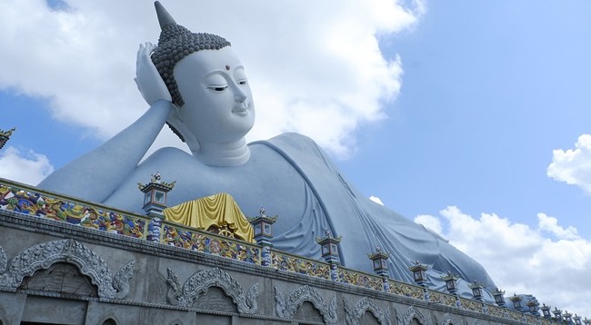 Статуя Будды Шакьямуни, находящегося в состоянии Нирваны. Фото: dulich.petrotimes.vn